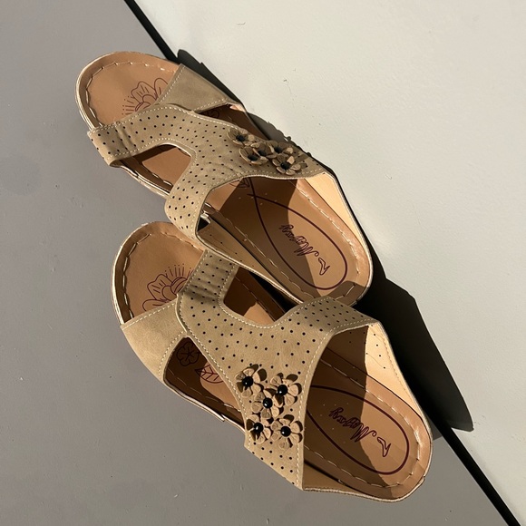 NWOT tan slip on sandals floral size 8 - Picture 6 of 6